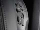 【メモリーシート】ドライバーごとに設定したシート位置を記憶して、ボタン一つで切り替えできる便利な機能。運転する方に合わせたシート位置となるので複数名が乗られるご家庭にオススメです。