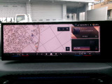 ドライバー正面に向かって緩やかにカーブした大型ディスプレイ。メーターとセンターモニターを一体化し、高精細な映像と直感的な操作性で、最新のデジタル体験を提供する先進的な装備です。