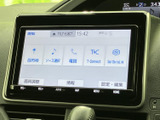 多彩な情報を表示できるモニター。カーナビやカメラ映像など、様々な情報を確認でき、安全運転をサポートします。