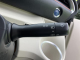 直感的な操作で安全確認をサポート。スムーズな操作感で、スムーズな車線変更や右左折を支援します。