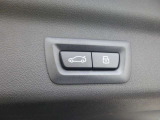 BMW SOSコール:エアバックが展開するような事故が発生した時に、車両に搭載されている通信端末から自動的にBMW SOSコールセンターにSOSコールが発信されます。