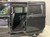 【両側オートスライドドア】子供を乗せたりするのにも隣のお車を気にせずストレスフリー★雨の日などはリモコンキーからドアの開閉ができとても便利♪