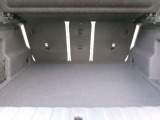 トランクは広く設計され、開口部も大きく荷物の積み下ろしがしやすい構造。フラットな床面でスーツケースや大型荷物も安定して収納でき、日常使いにも便利なスペースです。
