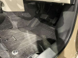 内装工程では、中古車を気持ちよくお乗りいただけるよう清掃しております。