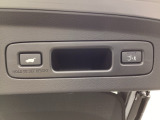 運転席とリアゲート本体に開閉スイッチを装備し、とても便利な電動リアゲート!