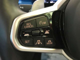 【アクティブクルーズコントロール】一定速度での巡航はもちろん、前方の車両との距離を一定に保ちながら自動で加減速を行います。BMWは車両停止までの制御が可能となりますので、渋滞時には大変嬉しい機能です。