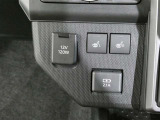シートにヒーター機能が付いています。お手元のスイッチでシートが温かくなります。冬などにはとても快適な装備のひとつです。充電用USB端子も付いています。スマートフォンなどの充電に便利です。