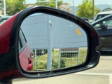 ブラインドスポットインフォメーションを装備しています!走行中、斜め後ろに車両の存在を検知すると、その方向のドアミラー鏡面上にマークを表示しお知らせします。