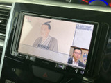 停車時に映像を楽しめる大画面モニター。移動時間を有効活用できる便利な装備で、家族旅行やちょっとした休憩時間に最適です。