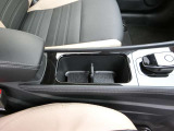 運転席と助手席の間には便利なドリンクホルダーがあります♪