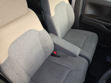 運転席もアームレスト付きです。
