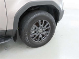 装着タイヤサイズは、265/65R18です。純正アルミホイールを装着しております。