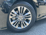 純正アルミホイールです。車種ごとに専用設計されいるのでデザインも外観にマッチしてますね!