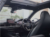 内装はシンプルに使い勝手を考え作られています。お車を運転する感覚をダイレクトに体感して頂けます。室内も広くロングドライブにも快適にお過ごしいただけます。