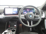 BMWのステアリングは、走行中でも安心して操作が行えるように右側にオーディオ関連、左側にオートクルーズに関するボタンを配置しています。ハンドル径も操作がし易いように計算して作られています。