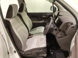 女性でも運転がしやすいように、シートの高さ調整機能(シートリフター)がついています。運転席と助手席の間が空いている為、助手席側への移動がスムーズです。交通量の多い道でも助手席側から乗り降りができます。