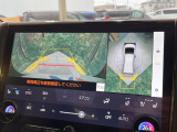 【パノラミックビューモニター】専用のカメラにより、上から見下ろしたような視点で360度クルマの周囲を確認することができます☆死角部分も確認しやすく、狭い場所での切り返しや駐車もスムーズに行えます。