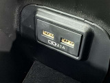 充電用USB端子付き。スマートフォンなどの充電に便利です。