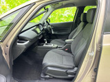 運転席ドアを開けると、広々とした空間が広がります。視界も確保しやすく、運転しやすい設計となっています。操作性にも優れ、快適なドライブをサポートします。