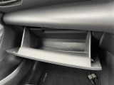 【グローブボックス】大容量のグローブボックスです!!車検証ケース他、日頃使う小物類の収納スペースもたくさんあります!
