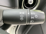 操作しやすい位置に配置されたウインカーレバー。スムーズな操作で、安全な車線変更をサポートします。直感的な操作感も魅力です。