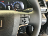 前方の車との車間を設定し、スピードを上げたり緩めたりを自動で行ってくれる追尾式の「レーダークルーズ」。上級装備の一つです!高級車にしかつかない嬉しい機能です。