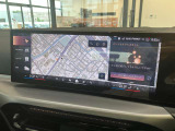 ドライバー中心に設計されたBMWのコクピットはナビゲーションシステムもドライバーーが見やすい角度に調整されております。