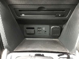 CD挿入口の下にはUSBや電源ソケットを装備