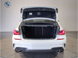 ☆BMWは大きな荷物を積む際、トランクから後席を倒していただくことが可能です。なのでわざわざ後席のドアを開けて後席を倒しに行く必要は御座いません☆