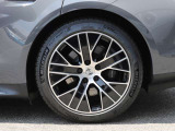 F:245/45R20、R:285/40R20