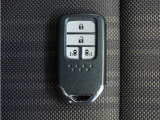 ◆スマートキー◆カギをバッグやポケットに入れたままでもドアロックの開閉ができる『スマートキー』付き!雨天や暗くなってもカギを取り出す必要がなくドアの開錠&エンジンも始動できます