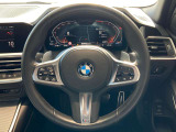 操作性に優れたステアリングは、BMWの走りを支える大事な部品です。オーディオやハンズフリー通話、クルーズコントロール関連の操作もこちらに集約されています。