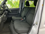 シンプルで使いやすいシートデザイン。快適な座り心地で、運転席での長時間の移動もサポートします。