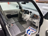運転席はインパネシフトで足元も広々!シートの高さやハンドルの高さを自分好みにアレンジ♪