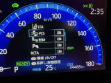隣車線を走る車両をレーダーで検知し、ドアミラーでは確認しにくい後側方エリアに存在する車両に加え、急接近してくる車両も検知します。車両を検知するとドアミラーに搭載されたLEDインジケーターが点灯します。