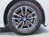 【BMWアロイホイル】軽量かつ強度に拘ったアロイホイル。走行性能ポテンシャルを引き出す設計。車の足元を引き締めてくれる大きなポイントはアロイホイルです。