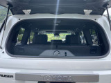 バックドアを開くスペースのない狭い駐車場などでも、クルマを前方に移動させることなく物を取り出すことができます。 ガラスハッチの解錠はガラス脇のスイッチで行えます。