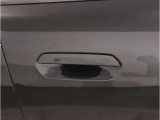 【スマートキー】車両のキーをカバンやポケットに入れたまま、お車の開閉が可能で御座います。お車の前に立ってキーを探す必要が御座いません。