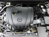 CX-30のエンジンルームです。静粛性と伸びやかな更け上りの、2.0Lガソリンエンジン「SKYACTIV-G」を搭載。MAZDA車のプロとして、責任を持って整備しお届けいたします。