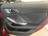BMWはドアが分厚いです。衝突によりドアがつぶれてしまった場合にも外からいち早くドアを開けれるよう考えられています。数十秒の救出の遅れが命につながりかねない場合、こういった配慮が重要なポイントです。