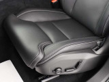 ボルボのシートの特徴は、長時間乗車でも驚くほど疲れないこと。これは身体をしっかりと保持し、体圧分散をしているからなのです。