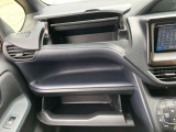 車検証入れや小物が入ります。
