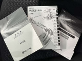 メンテナンスノート、取扱説明書です。 その車の整備記録が事細やかに記録されています。 車が生まれてから今までどのような道を歩んできたのか判るとても重要な物ですよ。