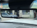 デジタルインナーミラー。 車両後方カメラの映像をインナーミラー内のディスプレイに表示。 切替レバーを操作することで、鏡面ミラーモードからデジタルミラーモードに切り替えることができます。
