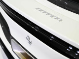 外装色には、フェラーリ伝統の美しく混じり気のないソリッドホワイト「Bianco Avus」を採用しています。