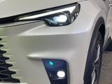【LEDヘッドライト】悪天候や夜間走行時も良好な視界を確保し安心して運転できる高輝度LEDヘッドライトを装備!点灯速度が早く、消費電力も抑えられています。