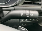 握りやすく操作しやすいステアリングホイール。快適なドライビングポジションを実現し、長距離運転でも疲れにくい設計です。
