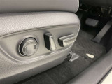 電動パワーシートはボタン一つで細やかな調節が可能ですよ。 意外に力が要るシートの移動もラクラク、思い通りのポジションが見つかります。