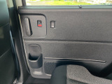 運転席後ろのスライドドアです。