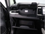 車検証ケースも入る丁度いいサイズのグローブボックスです。他にも普段入れておきたいものを入れておけます。